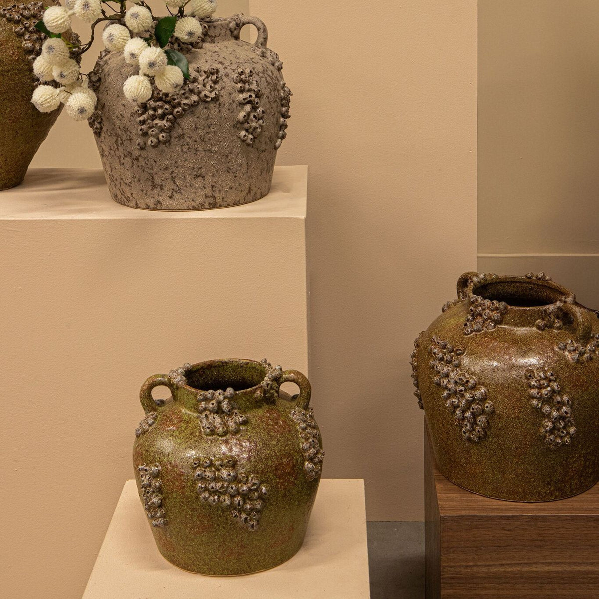Deisy Green Ceramic Jar Shaped Vase Rough Coral M van PTMD, gestyled met decoratie in een woonkamer