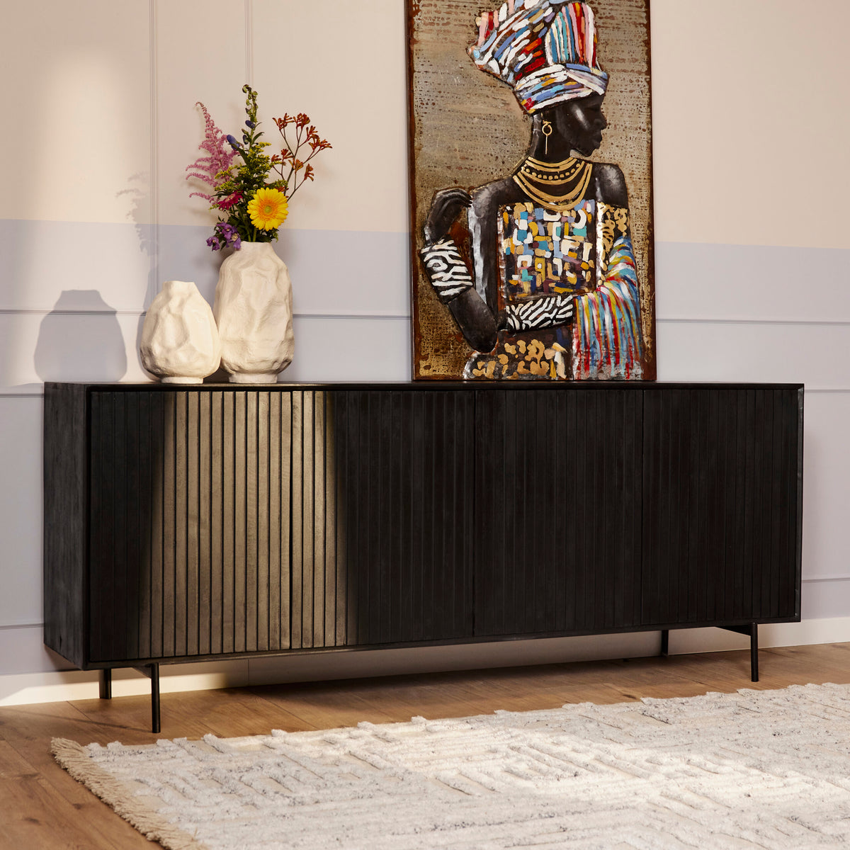 Dressoir Madison Zwart 210cm van Starfurn, vooraanzicht met vier deuren op een zwart metalen frame