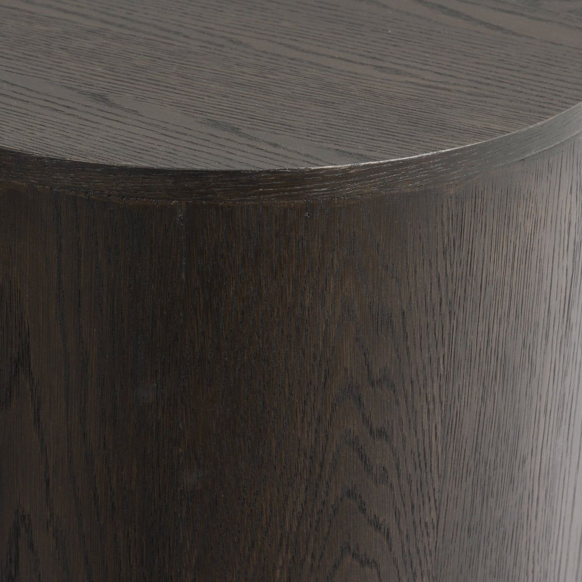 Detail van het eikenhout fineer van het dressoir Novero espresso