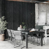 Grote zwarte eettafel Timeless Black Beam zijaanzicht