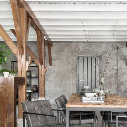 Houten eettafel Tracks 225cm met zwart metalen frame sfeerbeeld