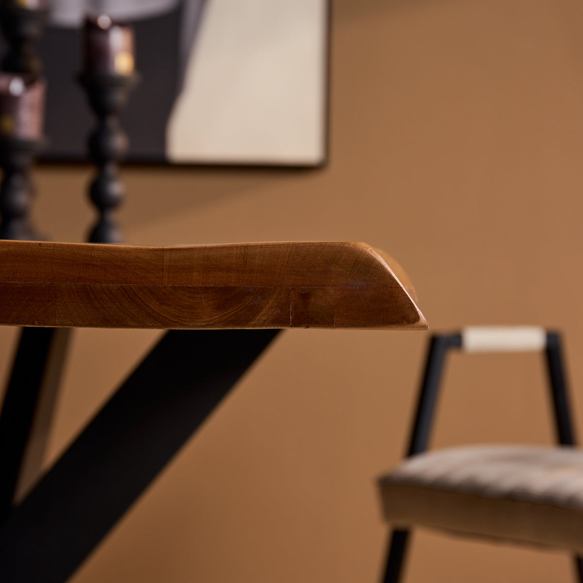 Hoek van eettafel Boston met zicht op rand en metalen poot