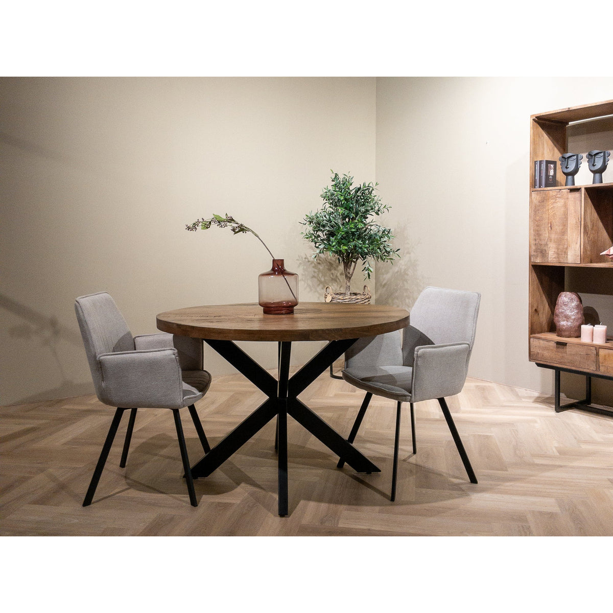 Rocky eettafel Pecan van Livingfurn, afmetingen Ø130cm x H76cm