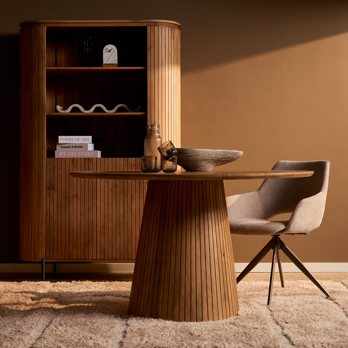 Solana eettafel rond 130 cm in een eetkamer met bijpassende kast