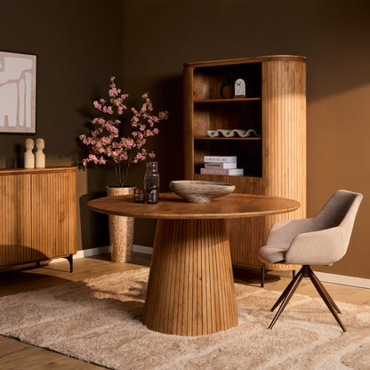 Sfeerbeeld van de naturel Solana eettafel met eetkamerstoelen en decoratie
