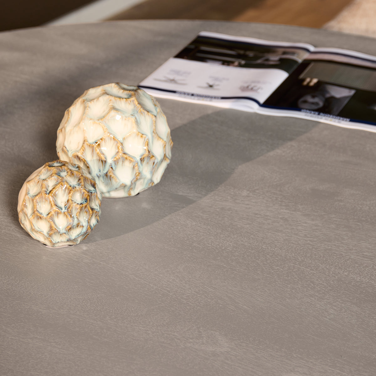 Rond blad van de Eettafel Solana in mangohout taupe, 130 cm in doorsnee