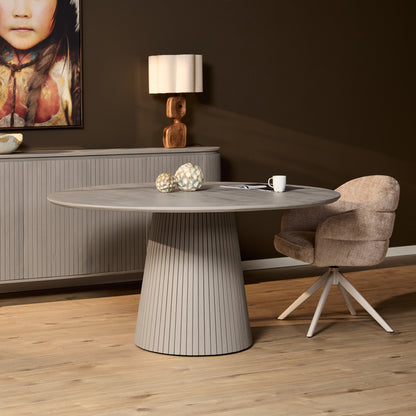 Eettafel Solana van Starfurn, rond mangohouten blad van 150 cm in taupe op een centrale poot
