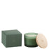 Geurkaars Accords Essentiels Bois Givré 28 Uur van J-Line, groene glazen pot met houten deksel naast de geschenkdoos