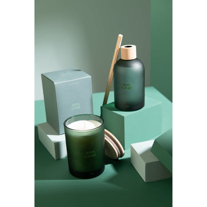 Geurkaars Accords Essentiels Bois Givré 38 Uur van J-Line samen met bijpassende geurstokjes uit de Bois Givré lijn