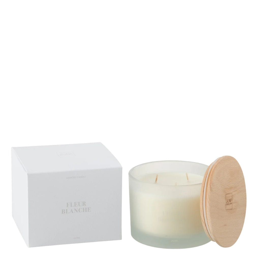 Geurkaars Accords Essentiels Fleur Blanche 28 Uur van J-Line, witte glazen pot met houten deksel naast de geschenkdoos