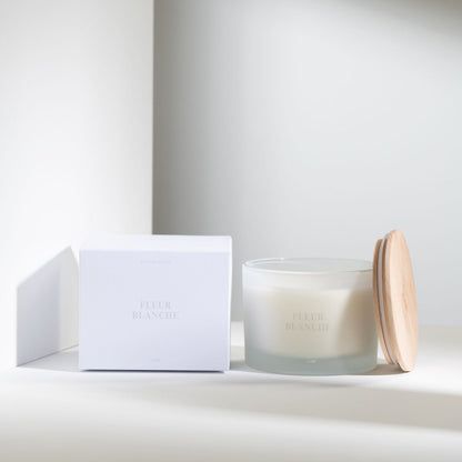 Geurkaars Accords Essentiels Fleur Blanche 28 Uur van J-Line met bijpassende doos in een sfeervolle witte setting