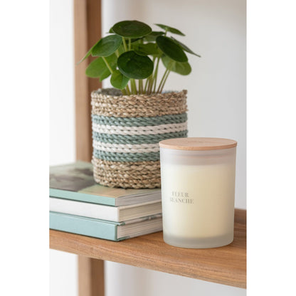 Geurkaars Accords Essentiels Fleur Blanche 52 Uur van J-Line in een huiselijke woonkamer setting