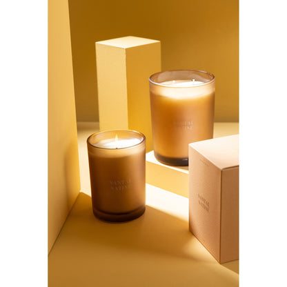 Geurkaars Accords Essentiels Santal Satiné 52 Uur van J-Line op decoratieve blokken in een warme sfeerfoto