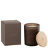 Geurkaars Accords Essentiels Vanille Gourmande 52 Uur van J-Line, bruine glazen pot met houten deksel naast de geschenkdoos