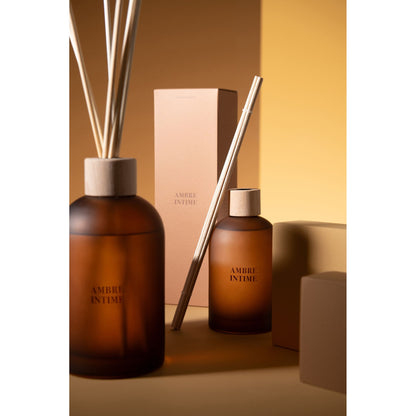Geurkaars en geurstokjes Accords Essentiels Ambre Intime van J-Line samen gestyled
