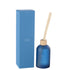 Geurstokjes Accords Essentiels Embruns Marins 550ml van J-Line, blauwe glazen fles met geurstokjes naast de geschenkdoos