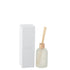Geurstokjes Accords Essentiels Fleur Blanche 250ml van J-Line, witte glazen fles met geurstokjes naast de geschenkdoos
