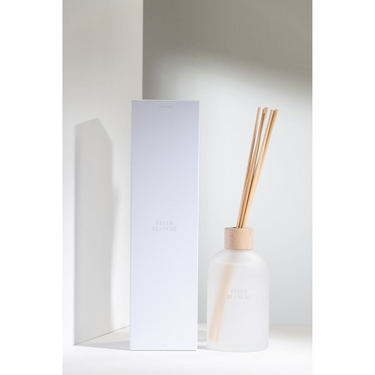 Geurstokjes Accords Essentiels Fleur Blanche 550ml van J-Line met bijpassende doos in een sfeervolle witte setting