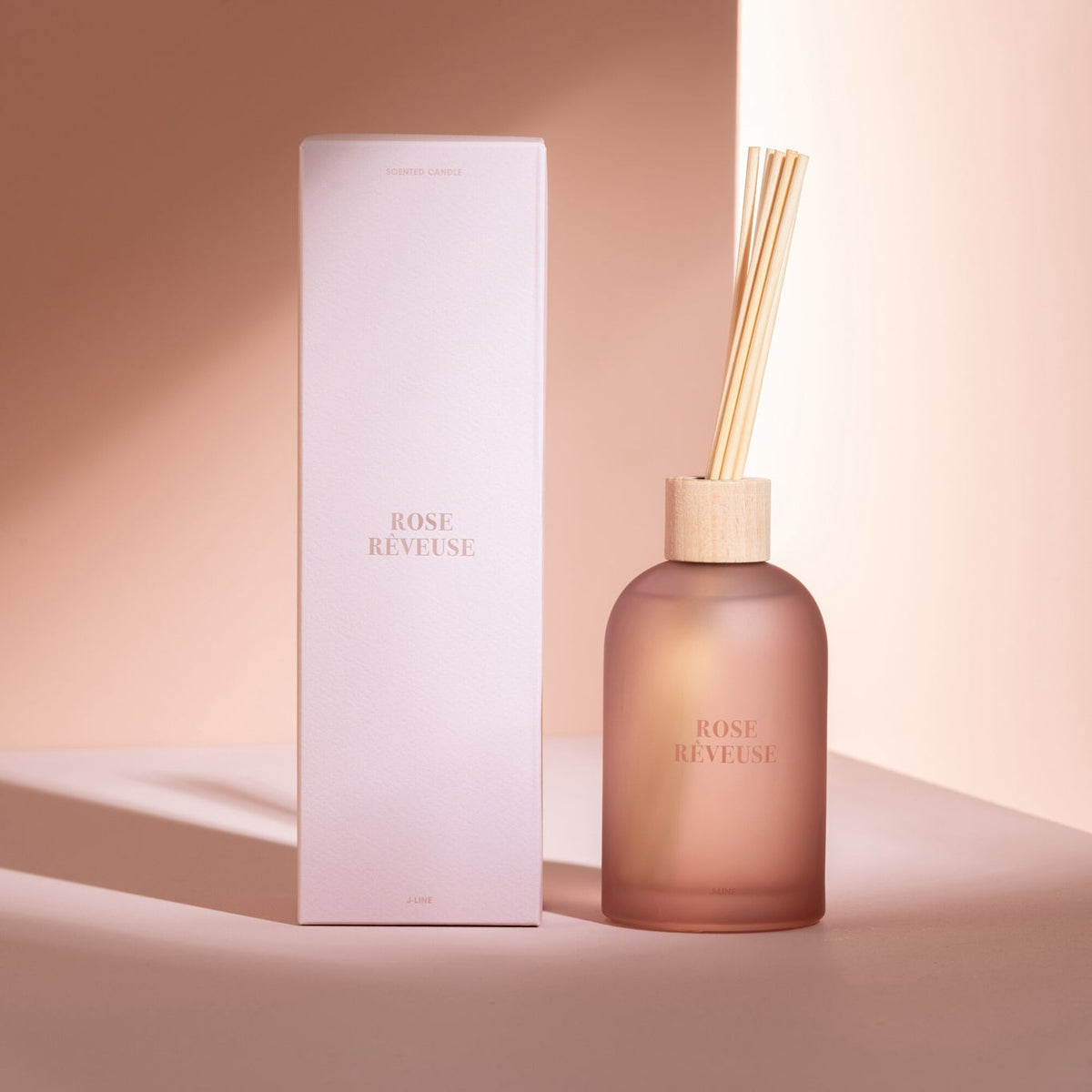 Geurstokjes Accords Essentiels Rose Rêveuse 250ml van J-Line met bijpassende doos in een sfeervolle roze setting