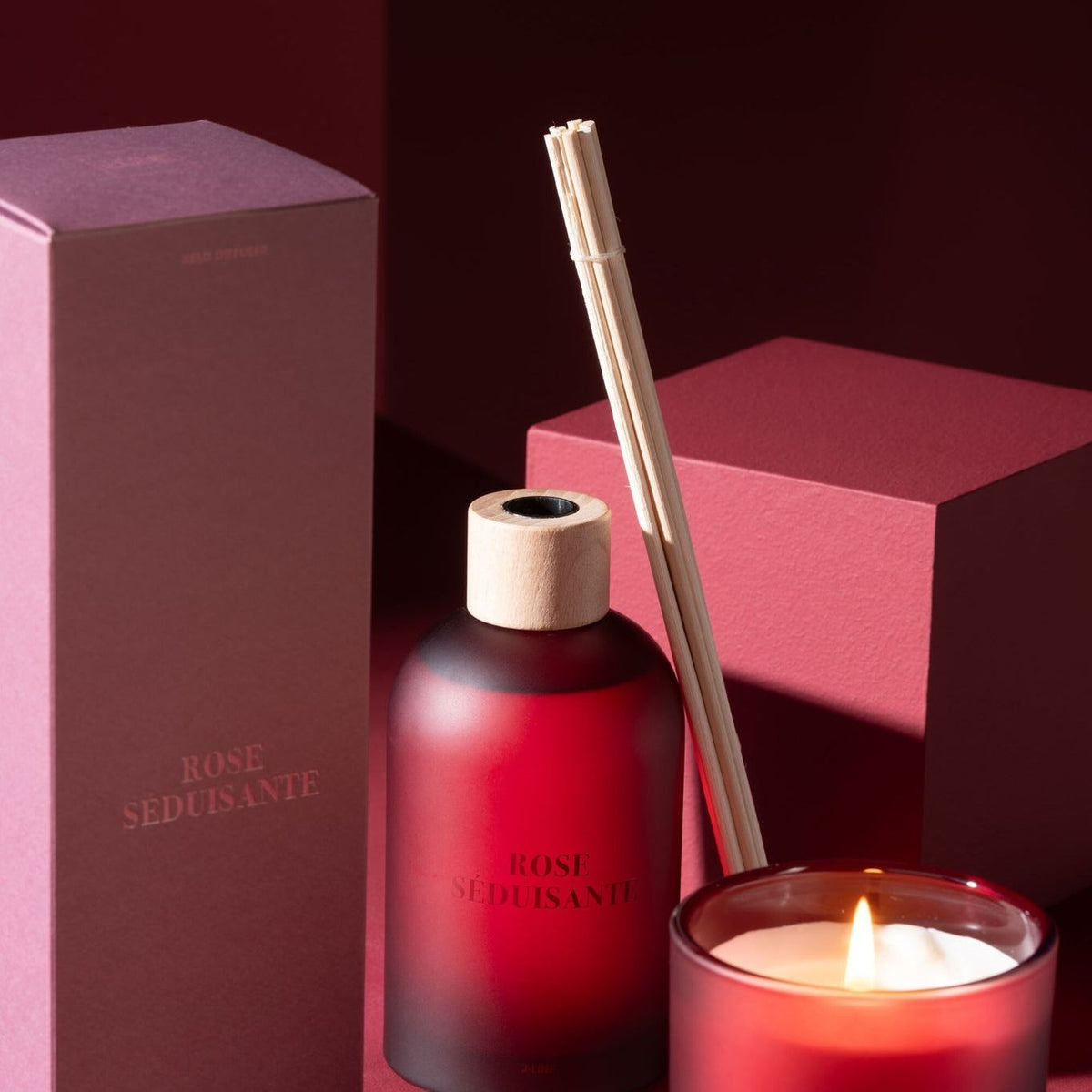 Geurkaars en geurstokjes Accords Essentiels Rose Séduisante van J-Line samen gestyled