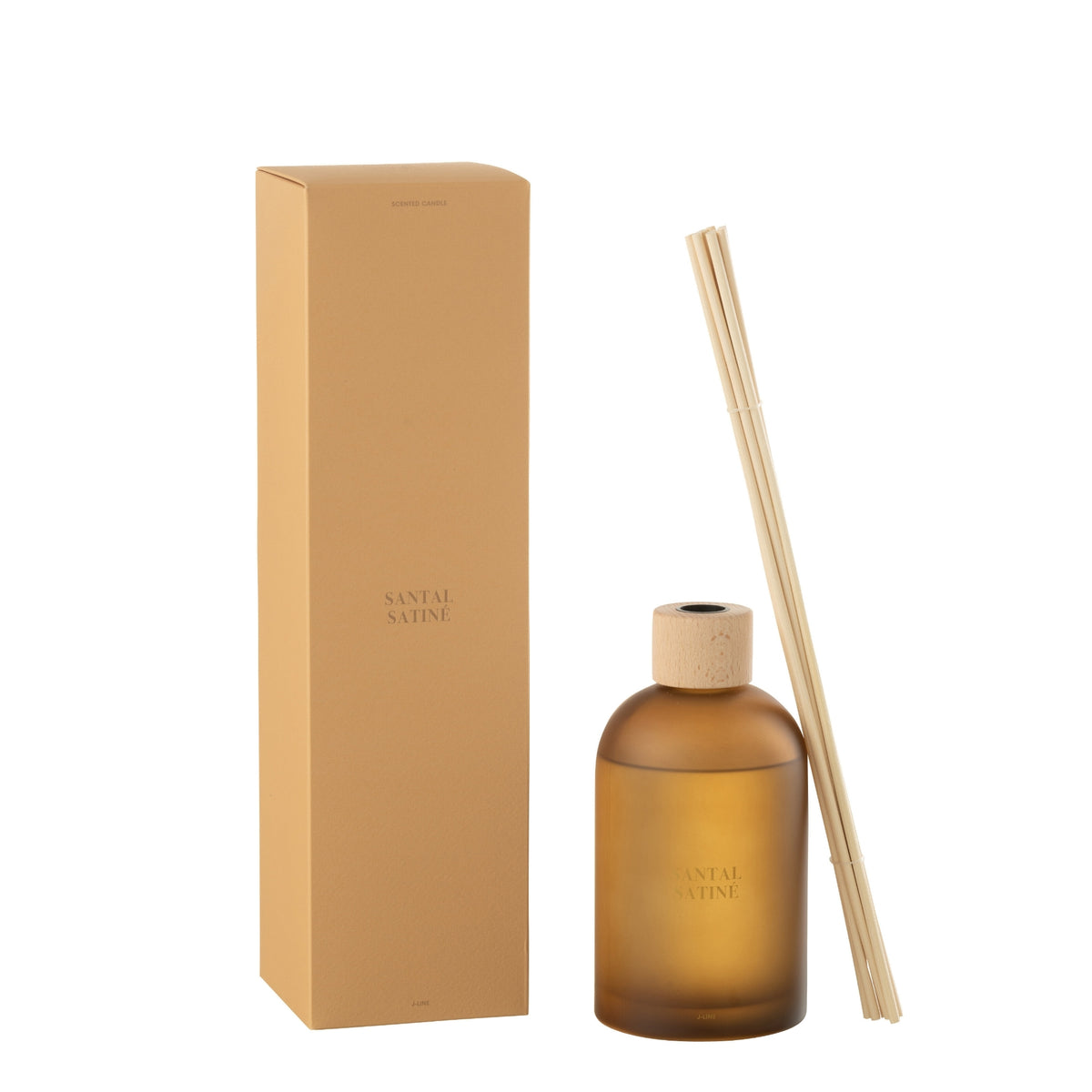 Geurstokjes Accords Essentiels Santal Satiné 550ml van J-Line, fles met losse stokjes en verpakking op witte achtergrond