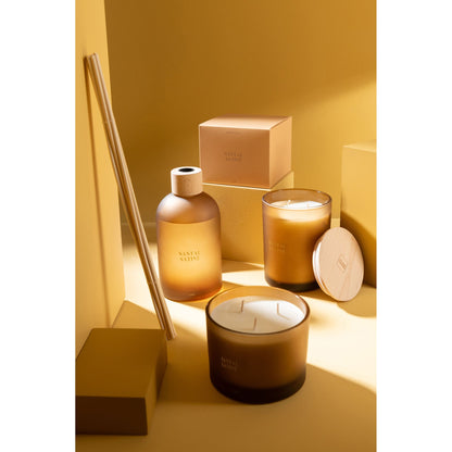 Geurstokjes Accords Essentiels Santal Satiné 550ml van J-Line samen met bijpassende geurkaars uit de Santal Satiné lijn