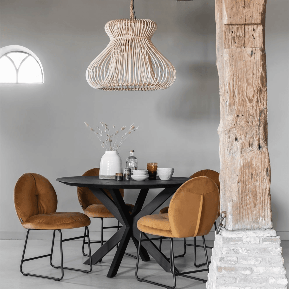 Hanglamp Fungo Large van MUST Living, schuin aanzicht van de naturel rotan koepel