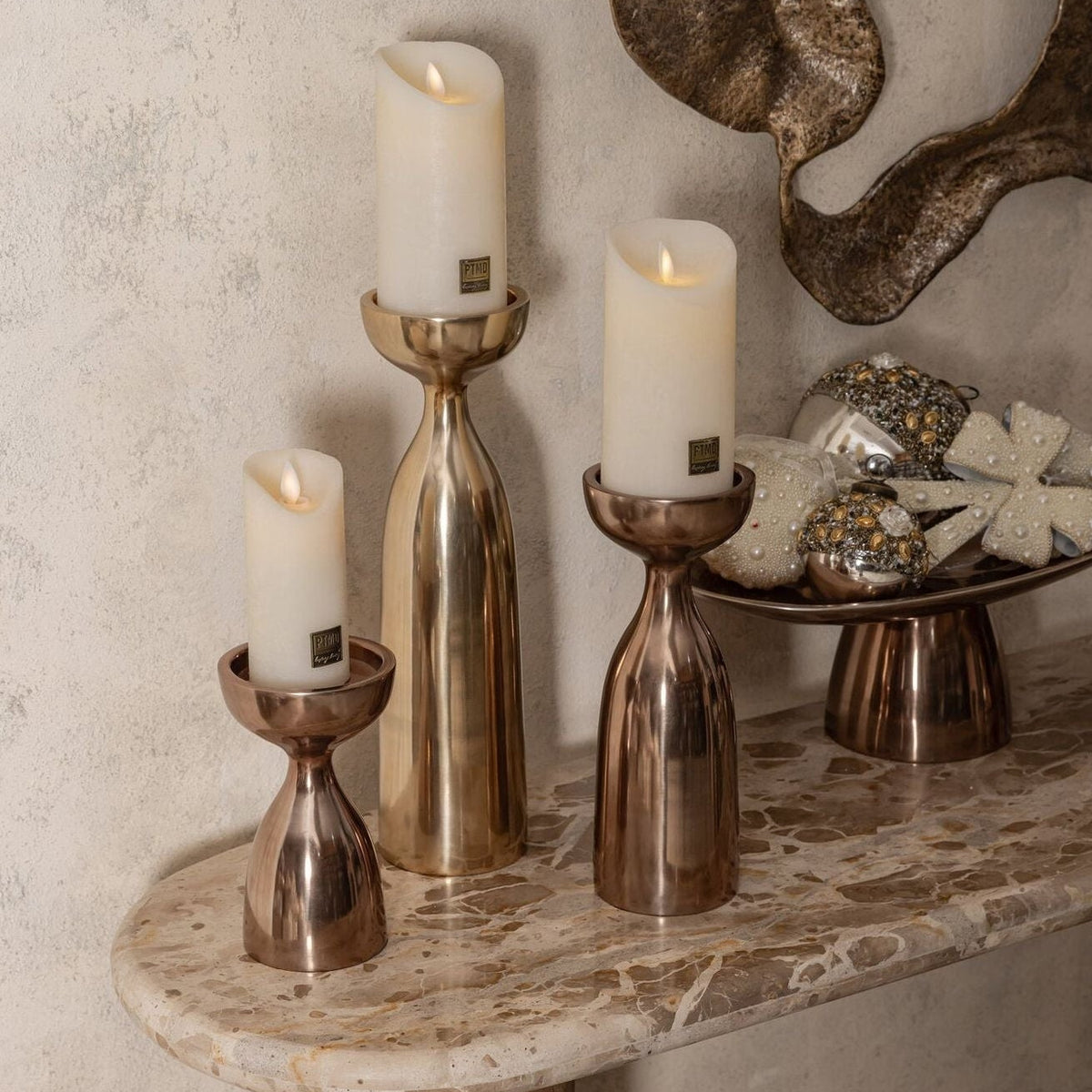 Jette Kandelaar Gegoten Aluminium Brons Glad Small van PTMD, sfeerbeeld met de gladde kandelaar als accent