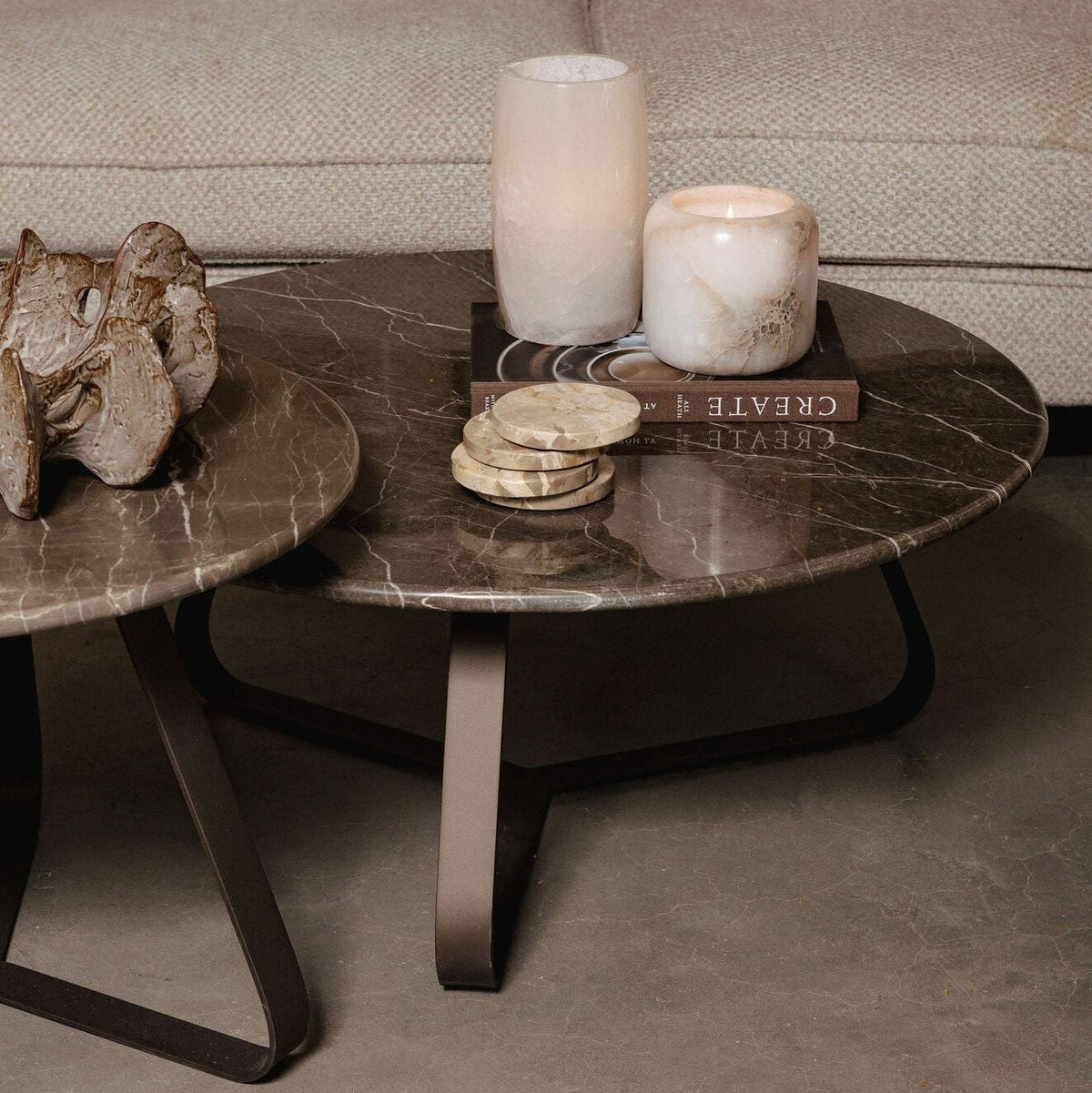 Kae Salontafel Marmer Rond Small van PTMD, sfeerbeeld met de ronde salontafel met ijzeren poten als accent