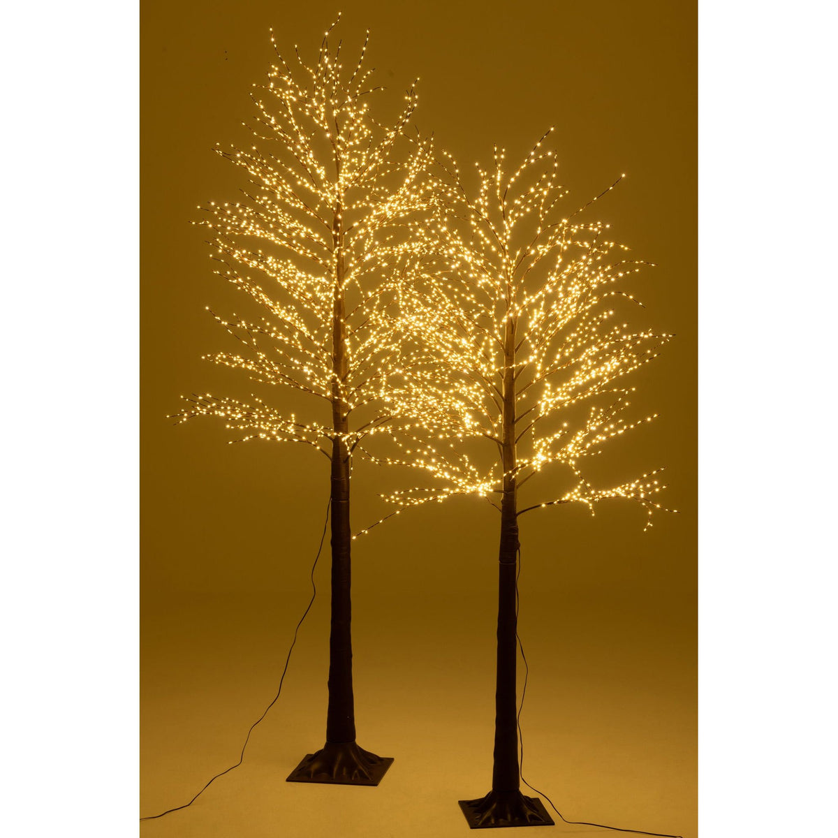 Kerstboom 3000 Led Plastiek Bruin Large H210cm van J-Line, bruine kerstboom van plastiek, geplaatst in een sfeervol interieur