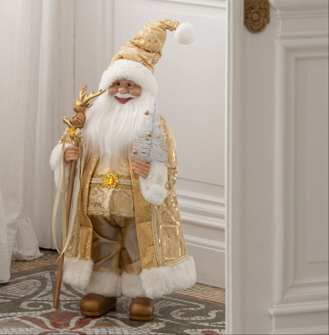 Kerstman Kunststof Goud Large H90cm van J-Line, gouden kerstman in ander aanzicht als feestelijke decoratie