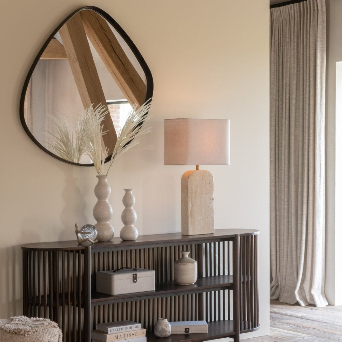 Lampe i beige travertin fra J-Line
