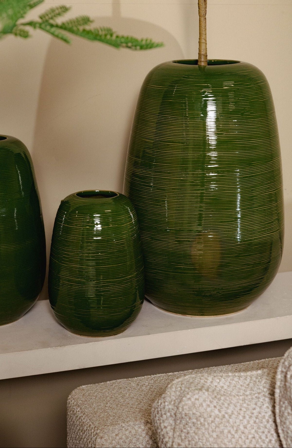 Mavric Vaas Keramiek Groen Extra Large van PTMD, vaas gestyled in een sfeervol interieur