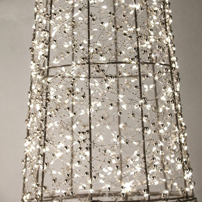 Misk Kegelkerstboom LED Medium van PTMD, close up van de verlichte kegelkerstboom met kraaltjes