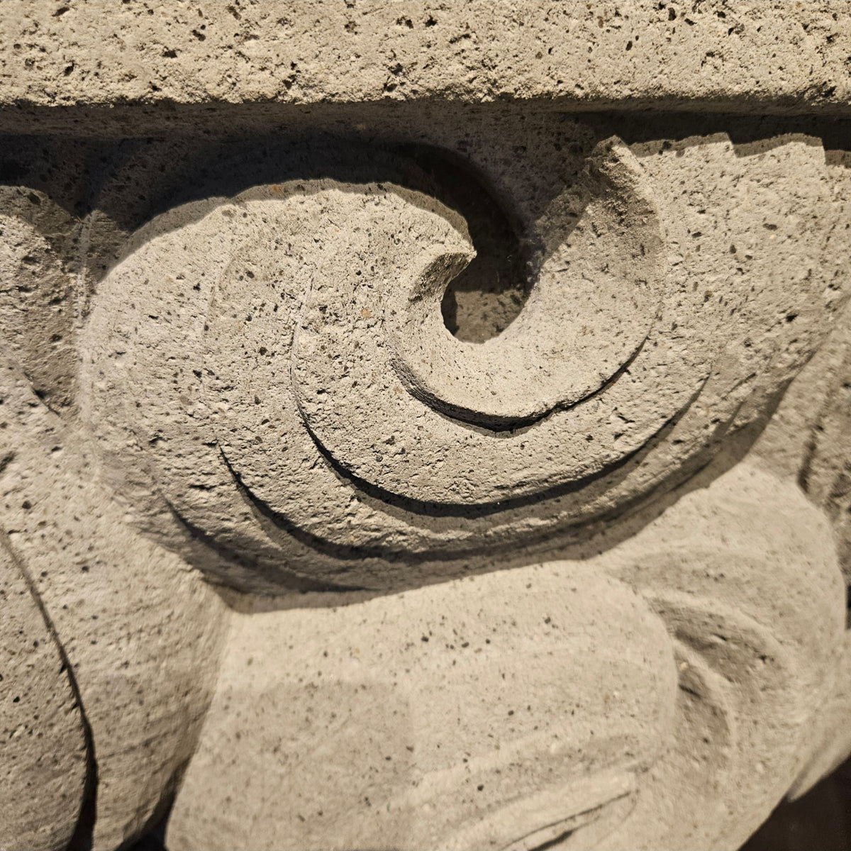 Blomsterpotte Jersiah Grå Cement Krøllet Relief Rund Stor PTMD