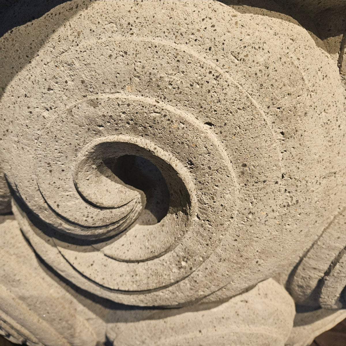 Blomsterpotte Jersiah Grå Cement Krøllet Relief Rund Stor PTMD