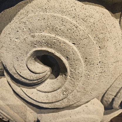 Blomsterpotte Jersiah Grå Cement Krøllet Relief Rund Stor PTMD