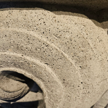 Blomsterpotte Jersiah Grå Cement Krøllet Relief Rund Stor PTMD