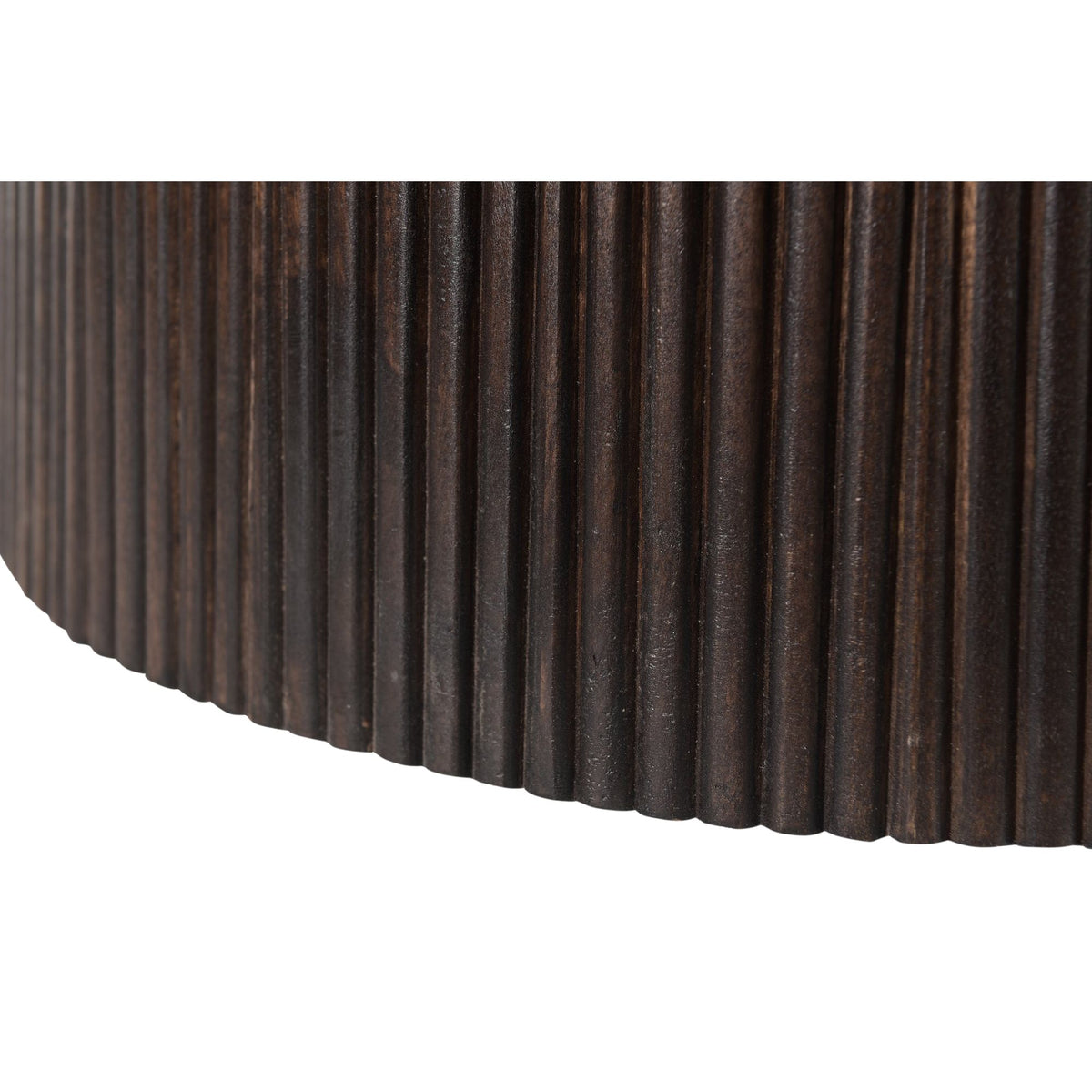 Close-up van de geribbelde middenpoot van de Salvator salontafel in Walnut