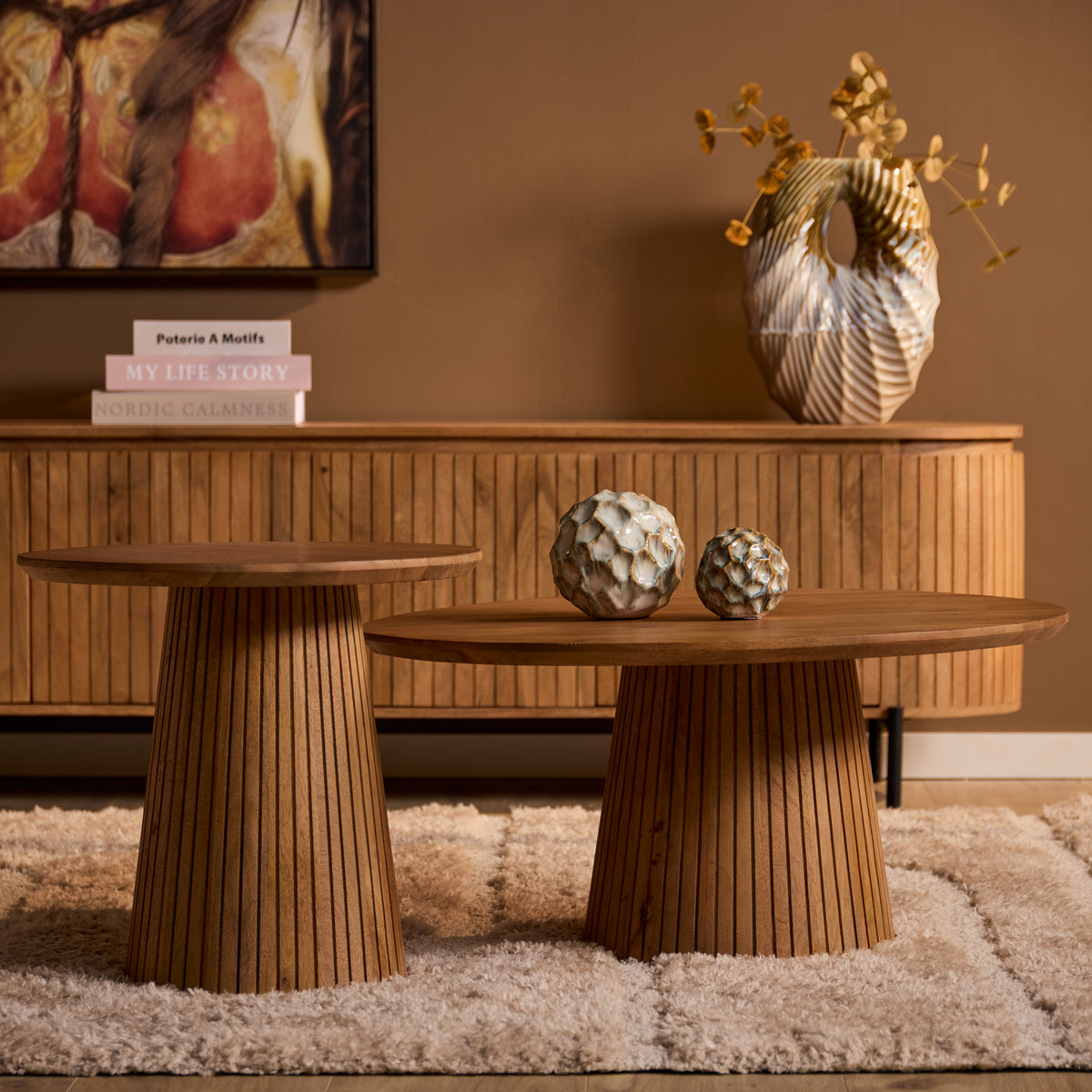 Bovenaanzicht van het ronde 80 cm blad van de Solana salontafel in naturel mangohout