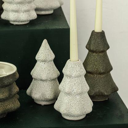 Set Van 2 Malin Kandelaars Kerstboom Keramiek Groen Ruw van PTMD, kerstboom kandelaars met witte dinerkaarsen
