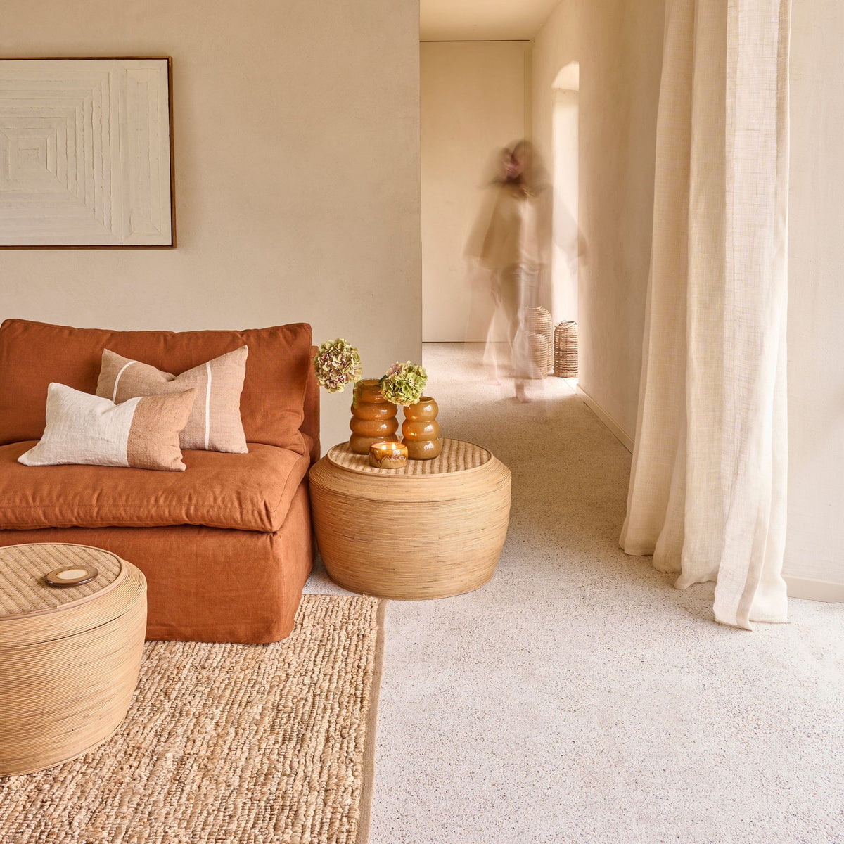 Set Van 2 Salontafels Tambou Rotan Naturel van Pomax, sfeerbeeld met styling in huis