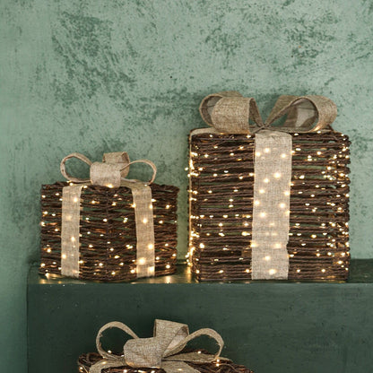 Set Van 3 Cadeaudozen Lucis Donkerbruin van PTMD, verlichte cadeaudozen gestapeld voor een groene wand