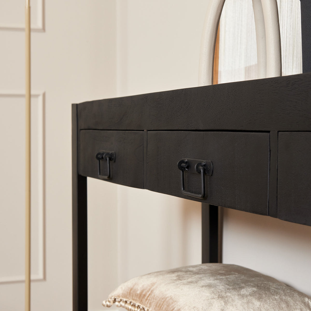 Detail van het inlegwerk in zwart gelakt hout op de laden van de Sidetable Boaz van Starfurn
