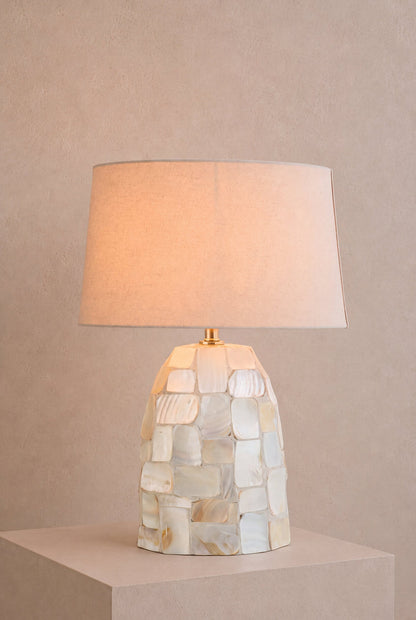 Bordlampe med perlemorseffekt, musling, knækket hvid/lysebeige, J-Line