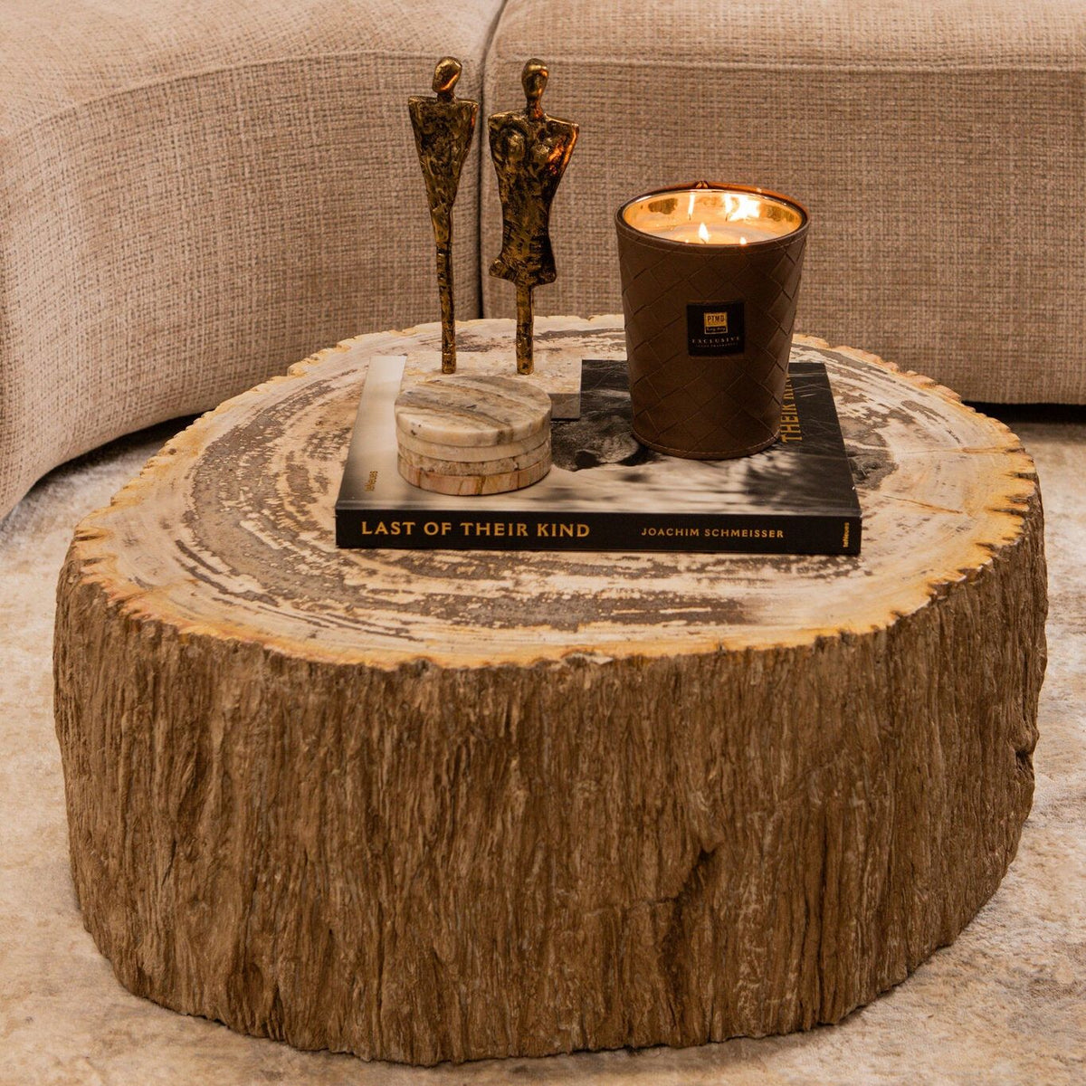 Taly Koffietafel Small van PTMD, ronde salontafel met boomstamstructuur gestyled met kaars en dienblad