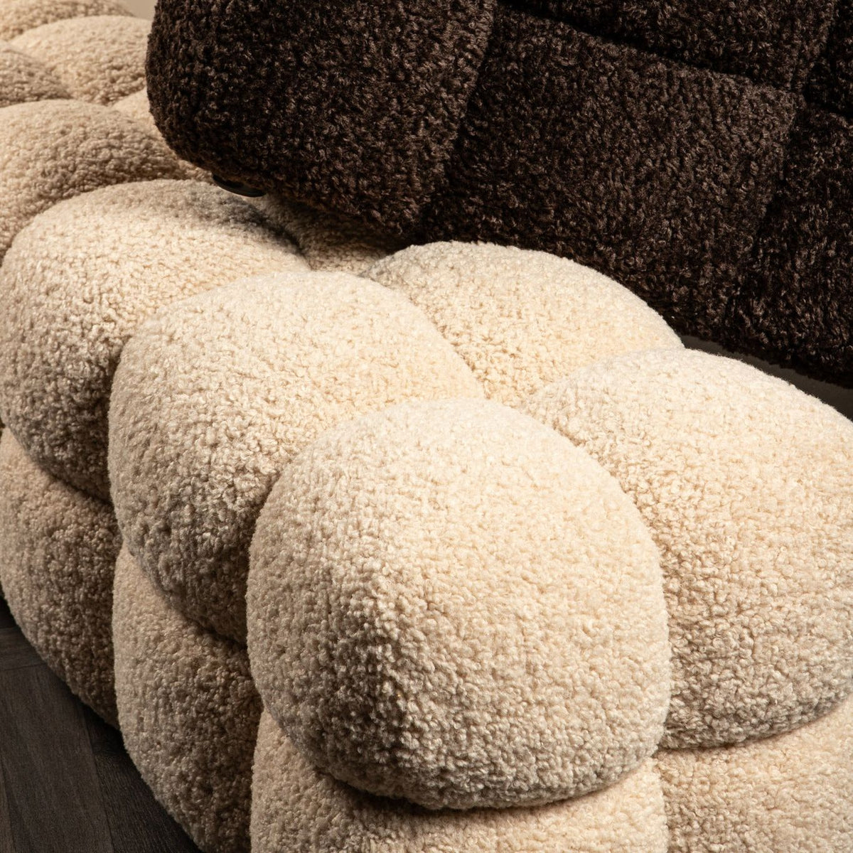 Close-up van het beige Teddy bankje met een bruin teddy kussen erop