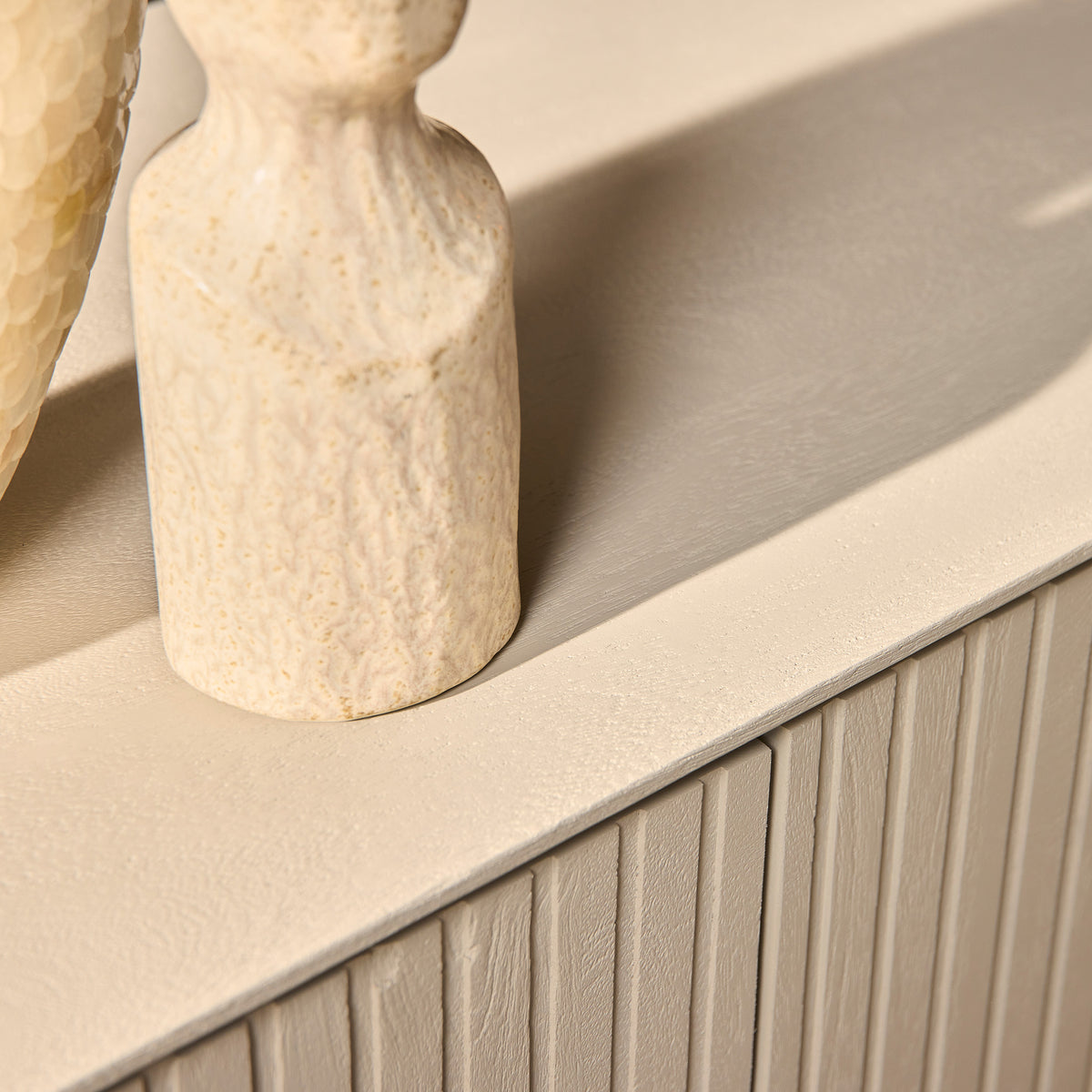 Detail van het gezandstraalde mangohout in zachte zandtint van tv meubel Madison