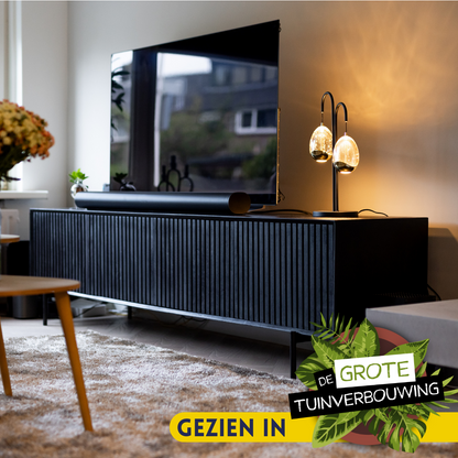 Detail van het verticale ribbelfront op de zwarte deuren van het Madison tv meubel