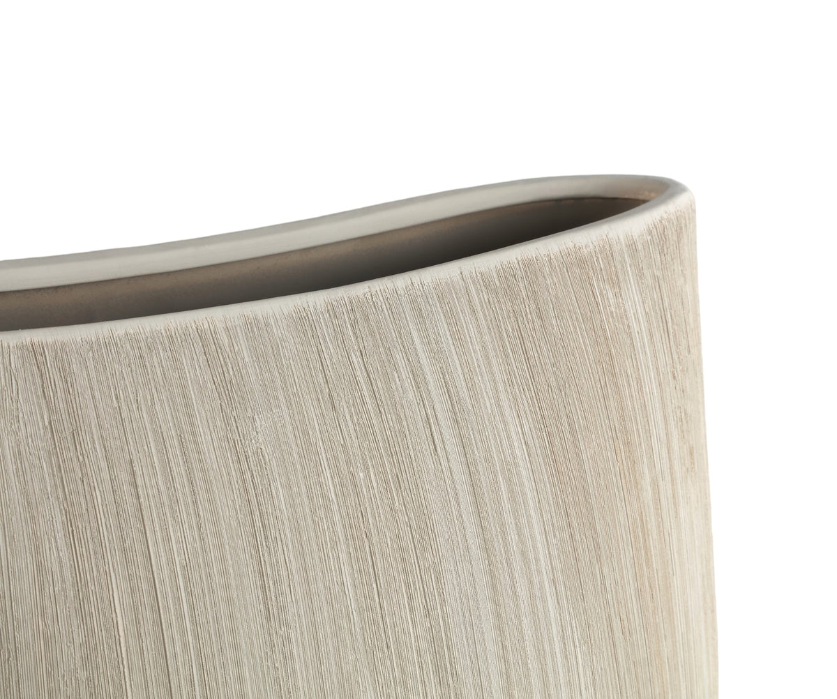 Detail van de voet van de khakikleurige Tywin pot large van PTMD